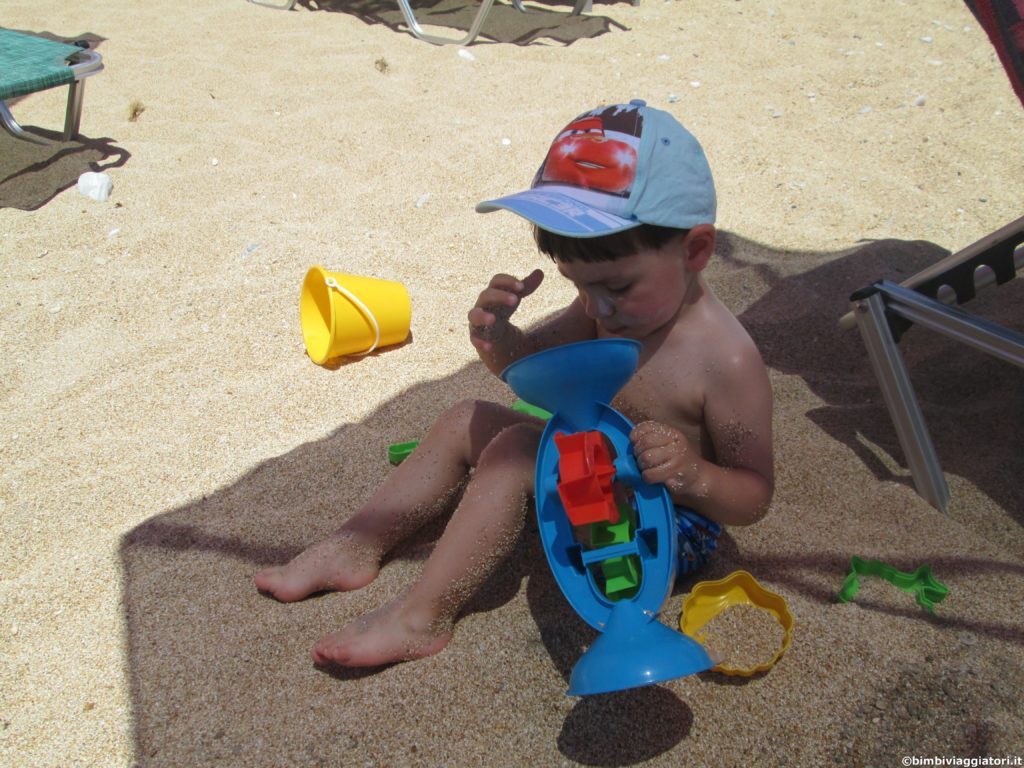 Tommy in Spiaggia nella costa sud di Cefalonia