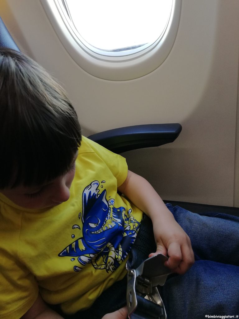 Bambino in aereo