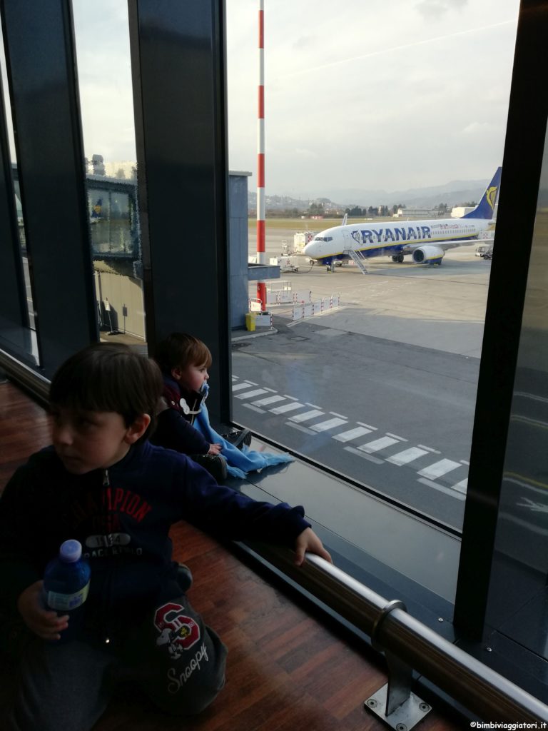 Bimbi Viaggiatori in aeroporto