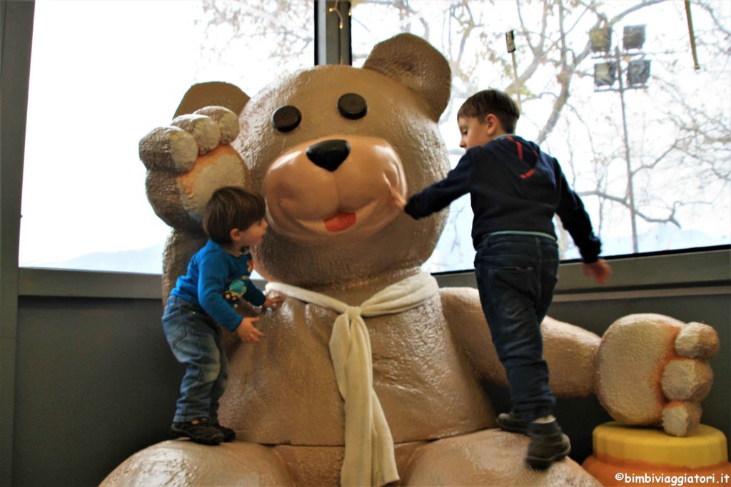 Orso alla casa di Babbo Natale