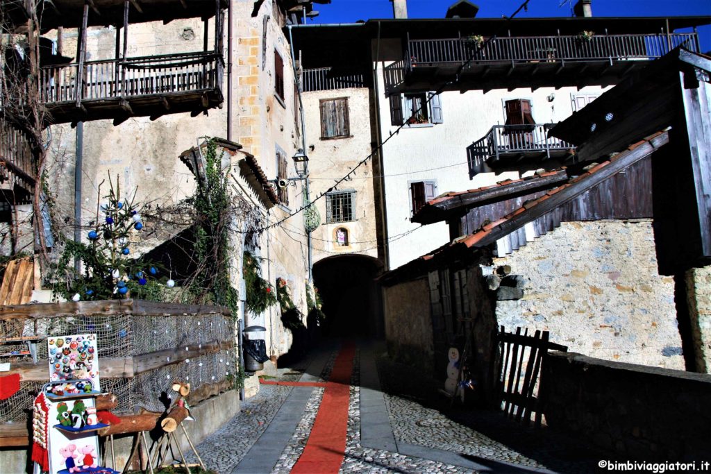 mercatini di Natale in Trentino: strade nel borgo di Cimego