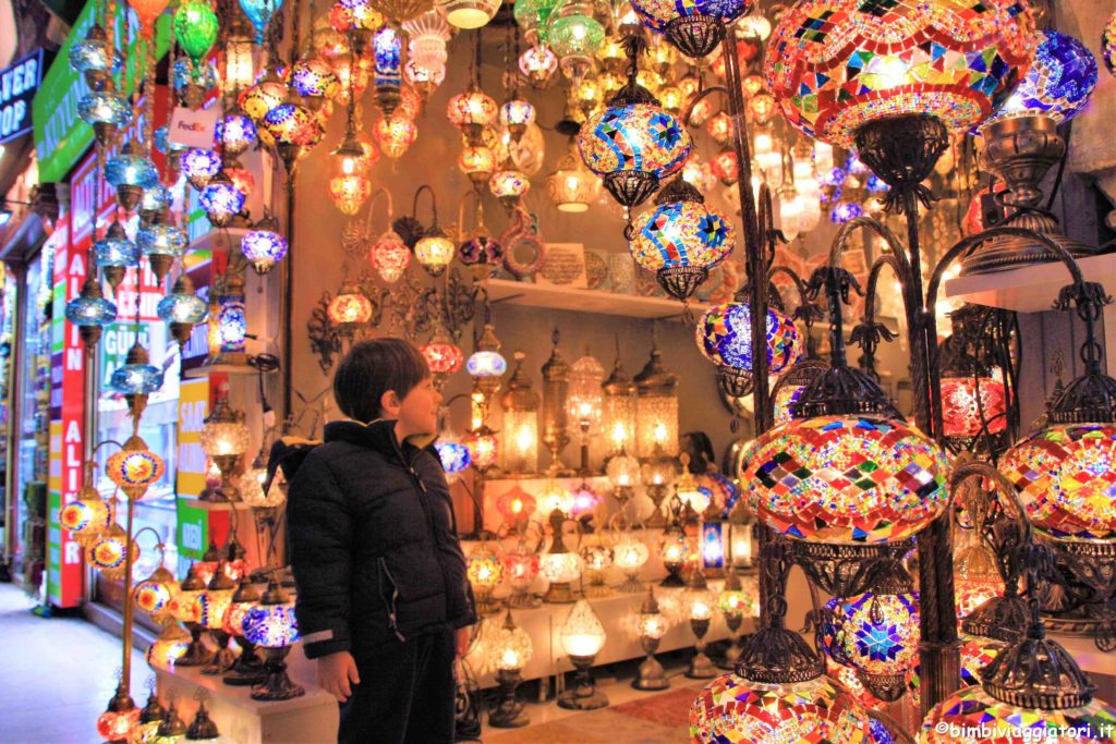 Vacanza a Istanbul per famiglie: Grand Bazaar lampade