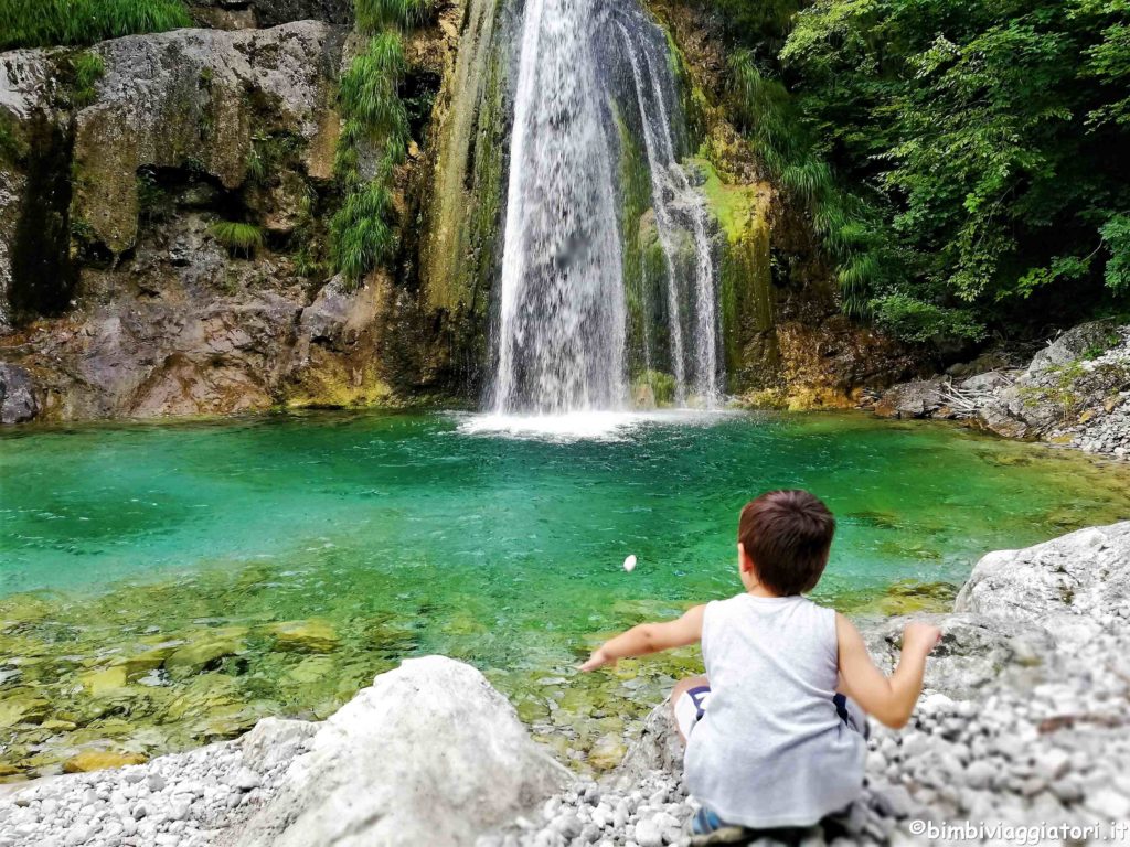 Cascata d'Ampola con bambini