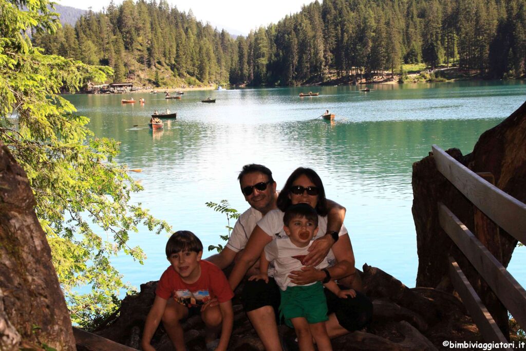 Bimbi Viaggiatori sul Lago di Braies