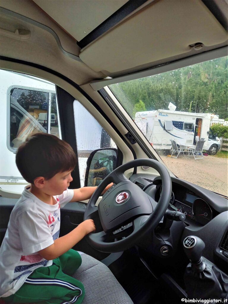 Camper con bambini giochi