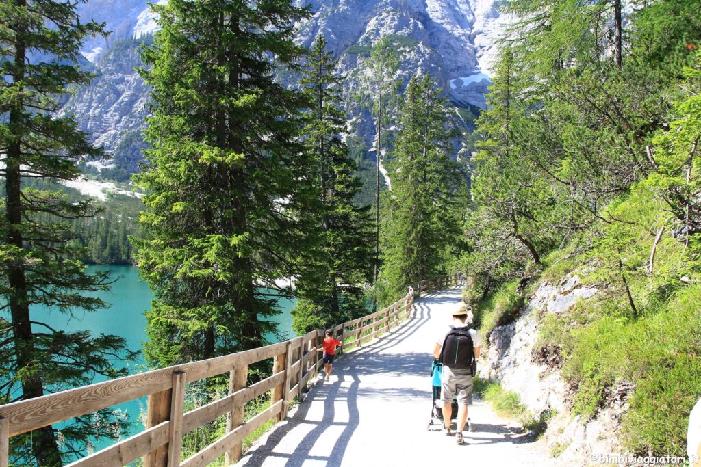 Sentiero sul Lago di Braies con i bambini