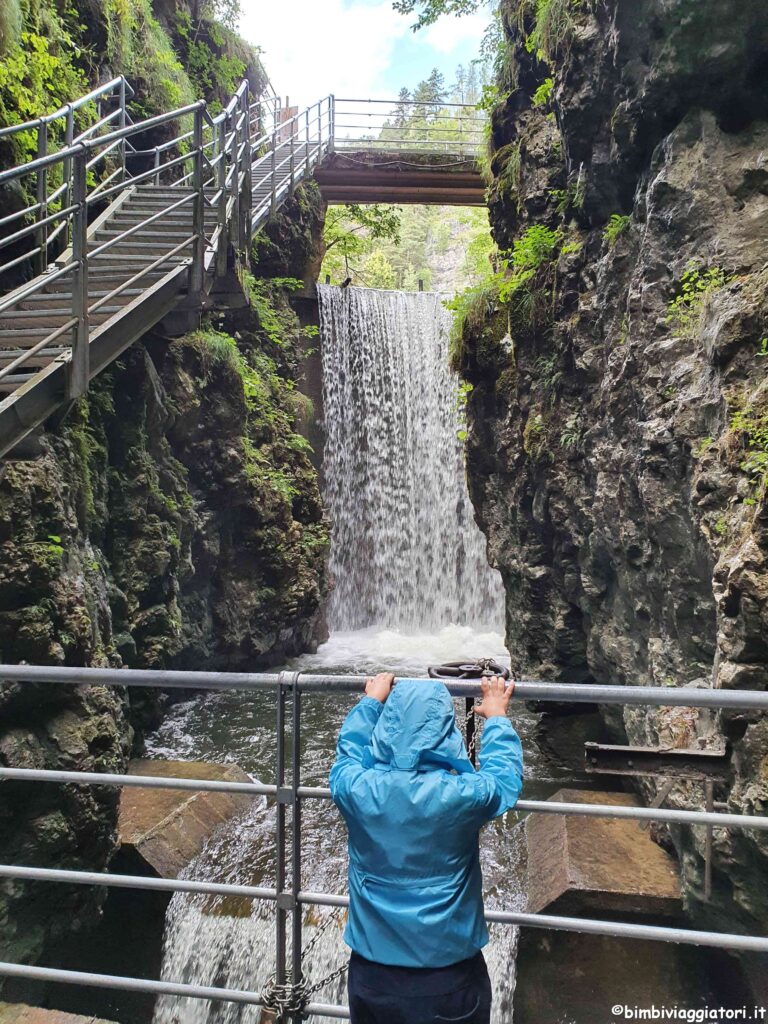 Cascata passeggiata burrone