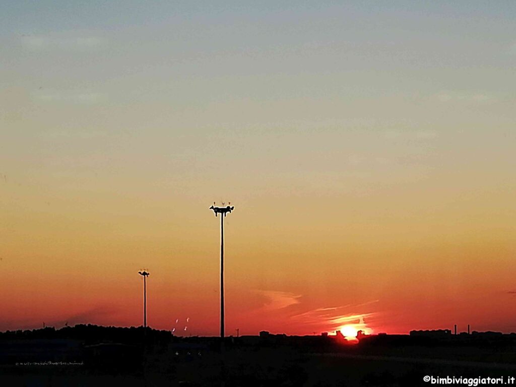 Aeroporto al tramonto