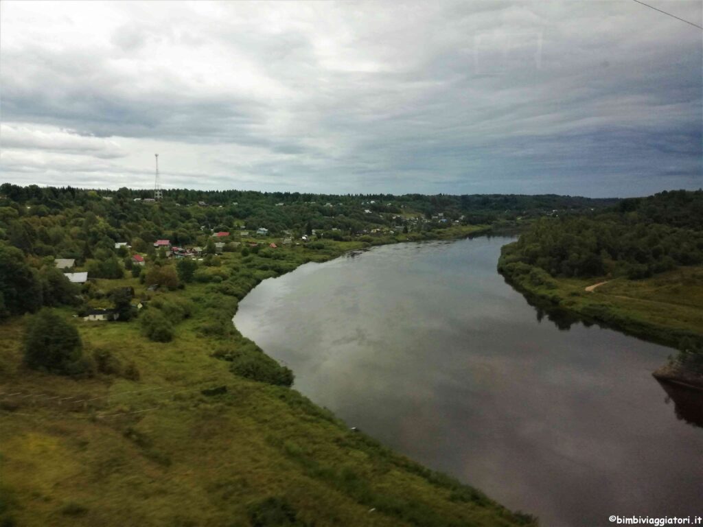 Panorami russi in treno da Mosca a San Pietroburgo