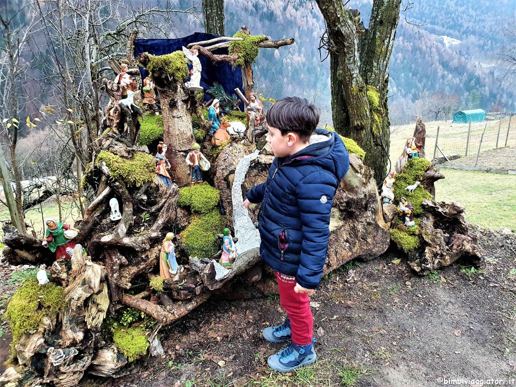 Bimbi viaggiatori presepi