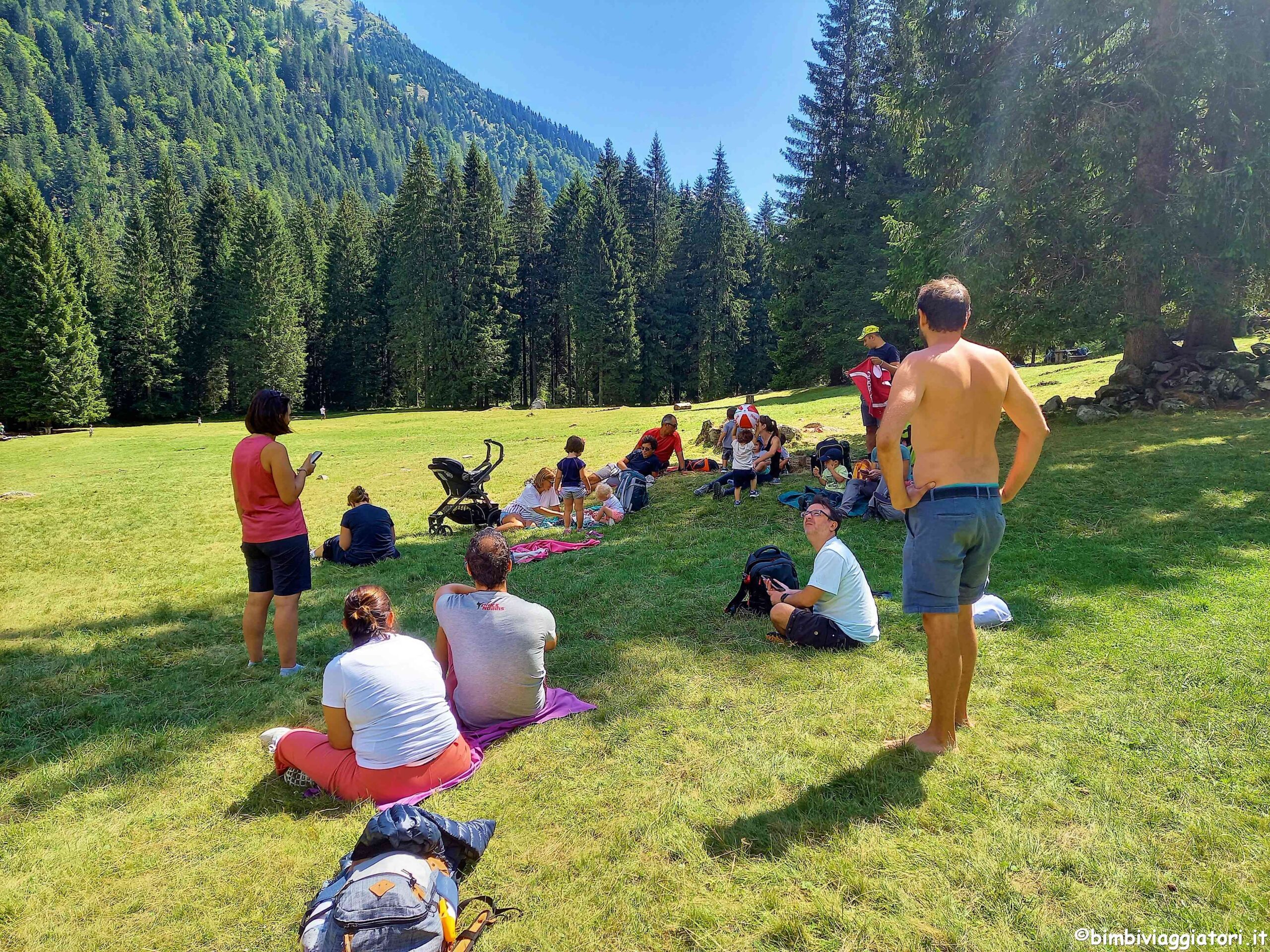 Pausa viaggio di gruppo nella natura