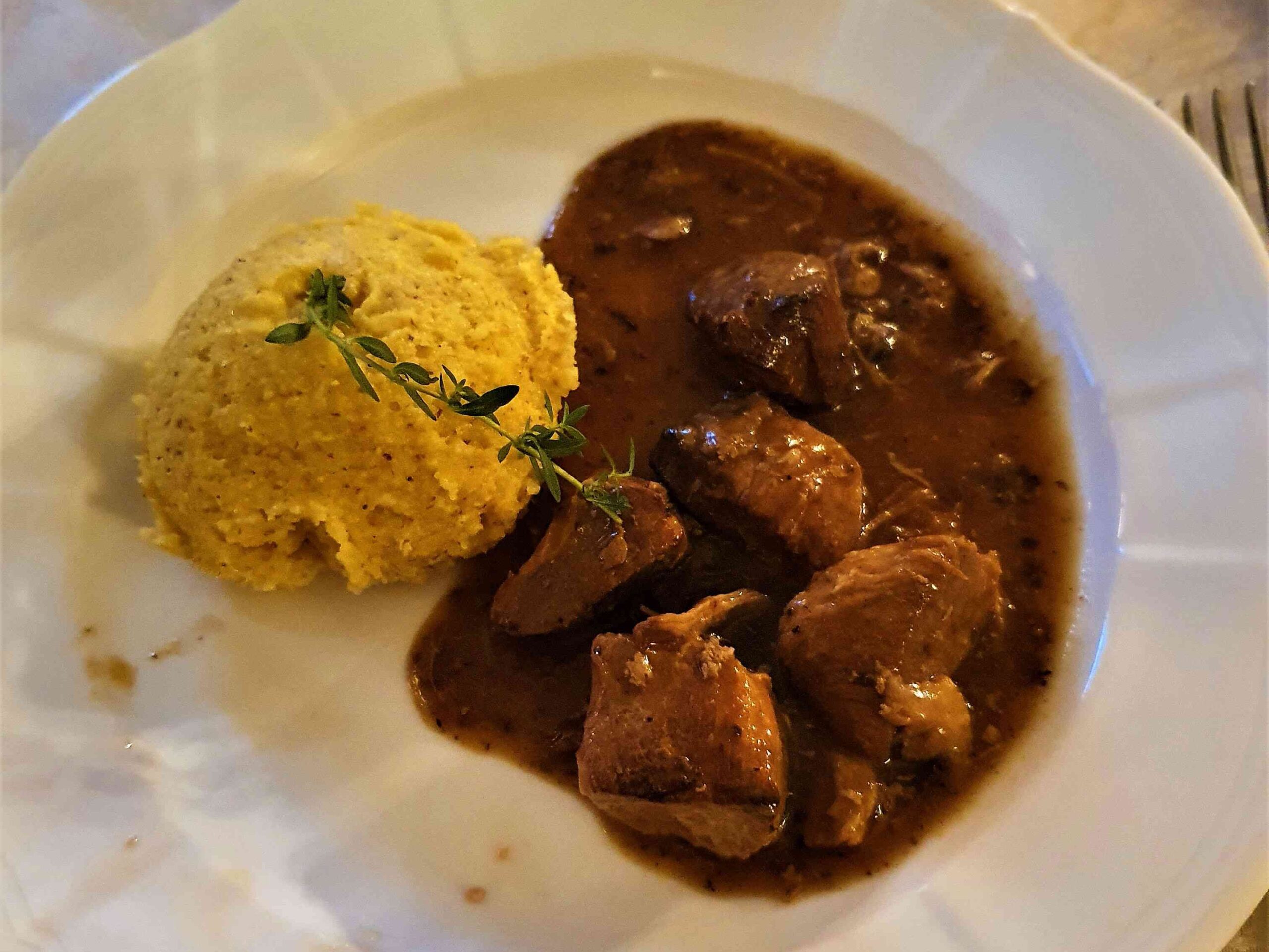 Polenta e gulasch