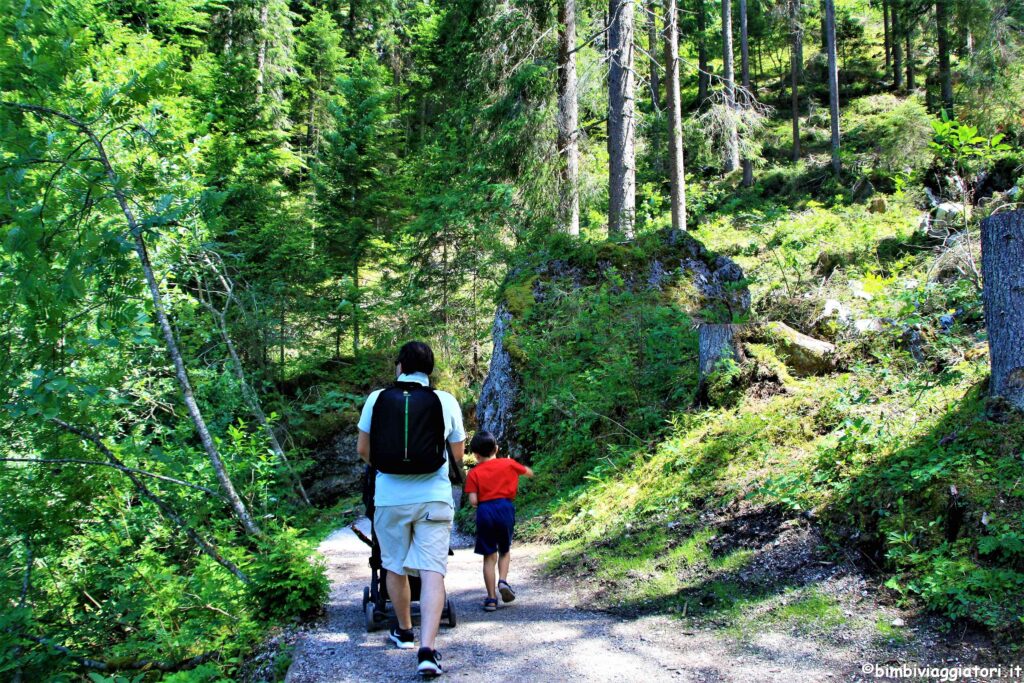 Con il passeggino sul Lago di Tovel