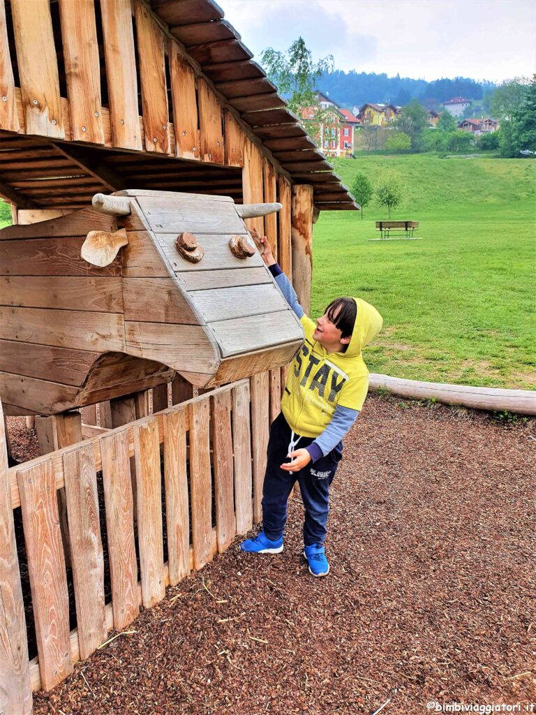 Vacanza in Alpe Cimbra per famiglie: Mucca di legno al parco Palù