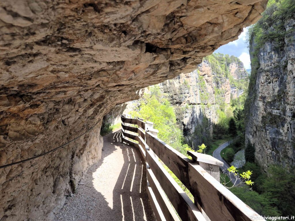 Passeggiata nella roccia in Val di Non